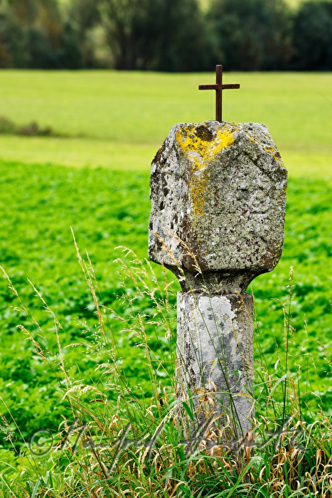 Materl aus Stein in einem Feld in der Nähe der Landstrasse