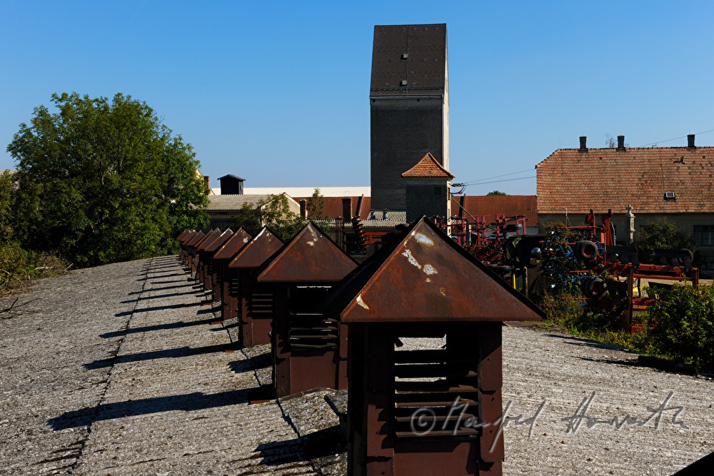 rostige Lüftungen auf einer Lagerhalle