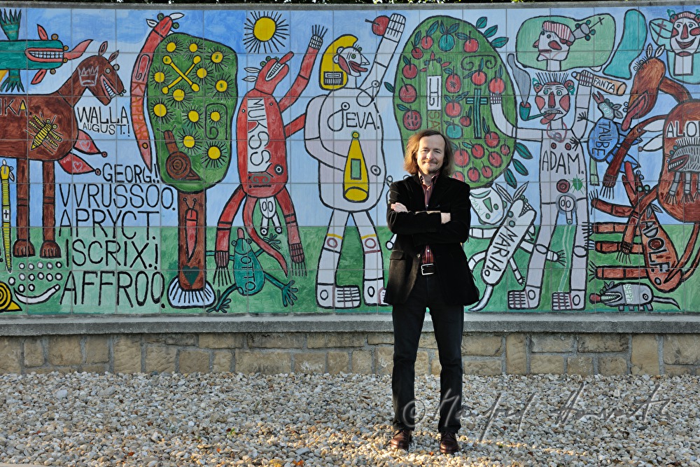 Direktor Johann Feilacher beim Eingang zum Museum