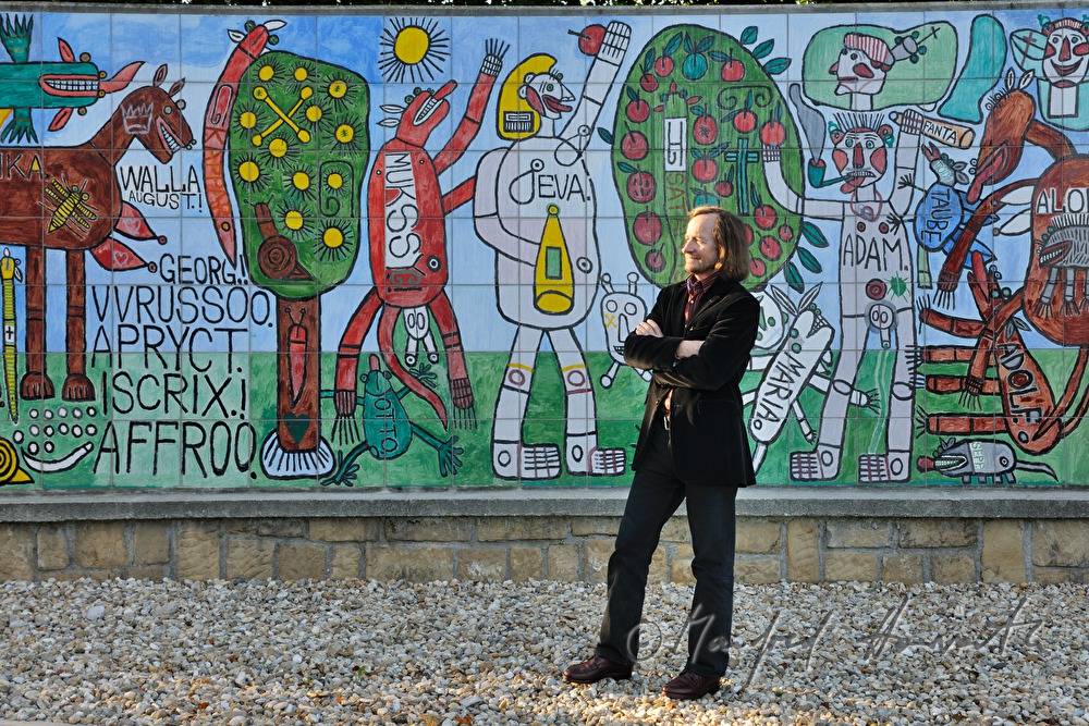 Direktor Johann Feilacher beim Eingang zum Museum