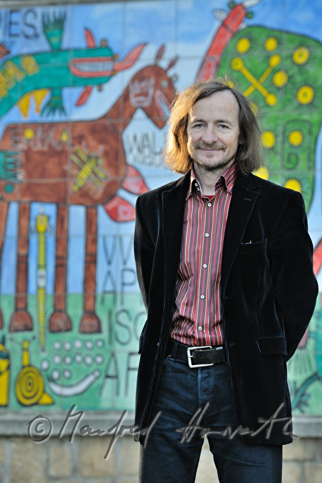 Direktor Johann Feilacher beim Eingang zum Museum