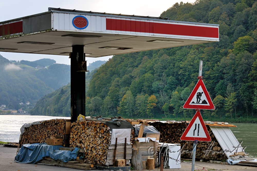 Brennholzverkauf an aufgelassener Tankstelle