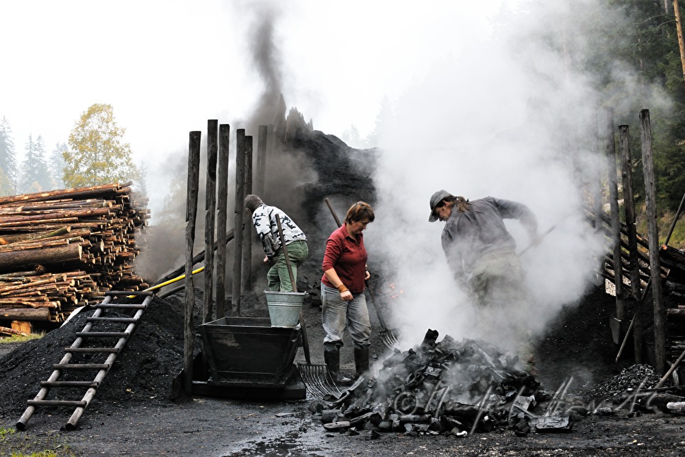 Holzkohleherstellung bei der Köhlerei Wieser