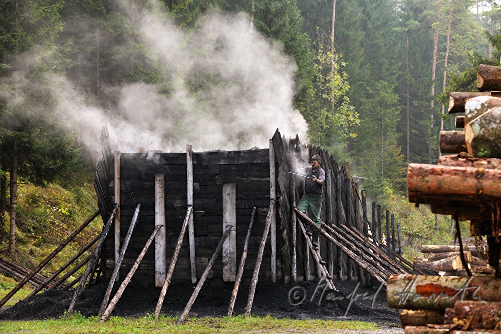 Holzkohleherstellung bei der Köhlerei Wieser
