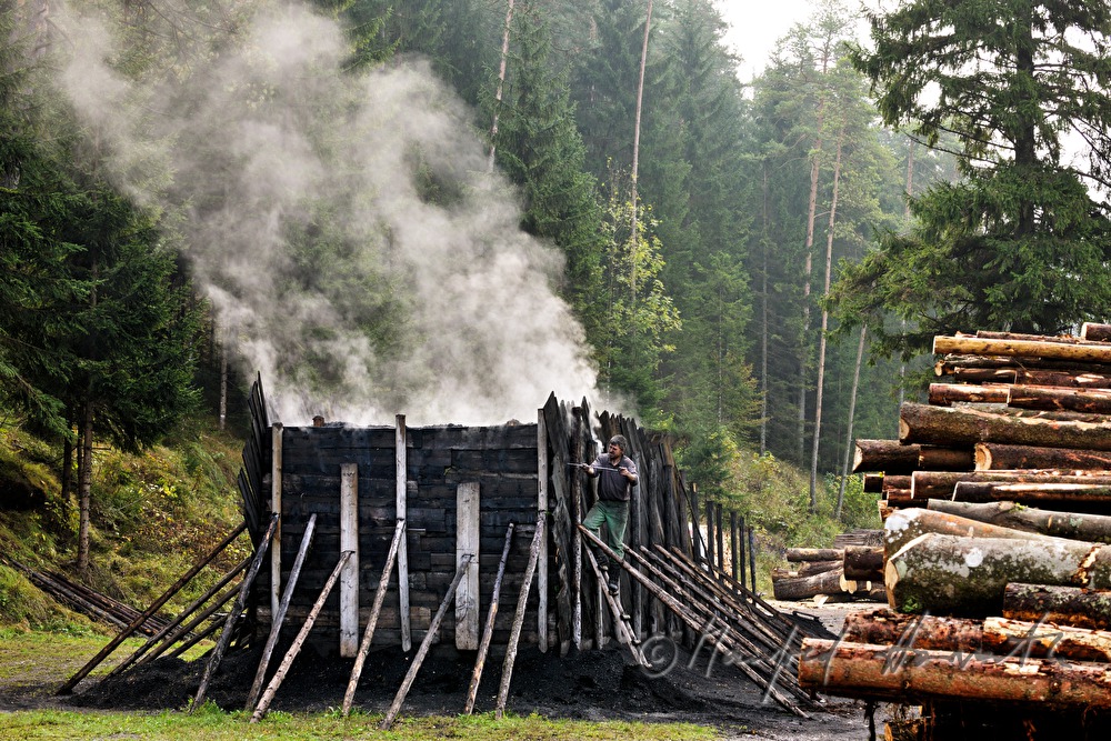 Holzkohleherstellung bei der Köhlerei Wieser
