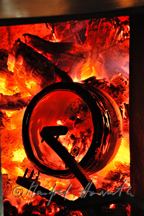 Keramiker Josef Wieser brennt Raku-Keramik im offenen Feuer