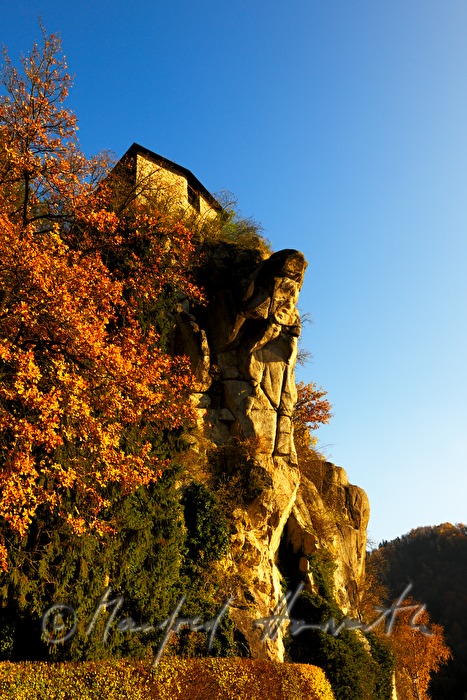 Blick von der Donau auf Schusterstein und Burg Werfenstein