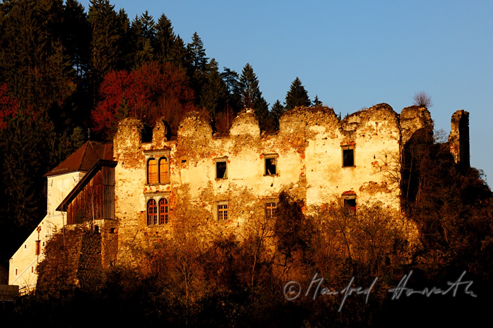 Westfassade der Burgruine im Abendlicht