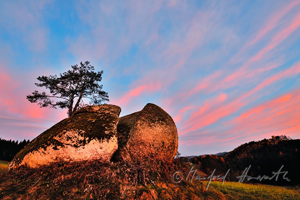 Granit-Findlinge und rosa Herbst-Himmel