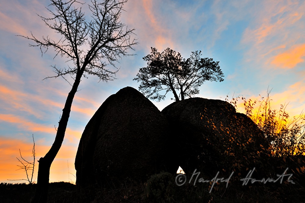 Granit-Findlinge und rosa Herbst-Himmel