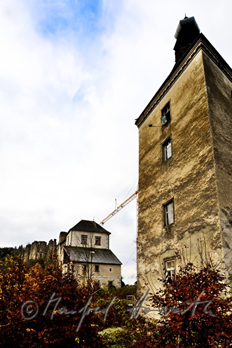 Burgruine mit erhaltenem rechten Flankenturm