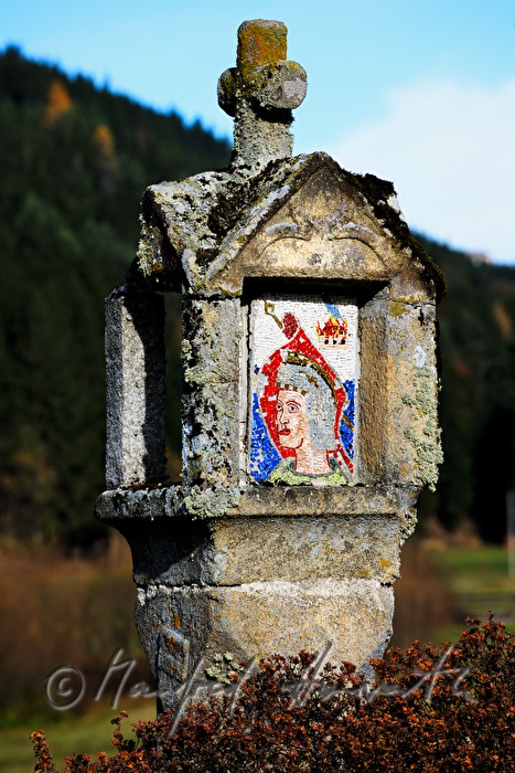 Steinmaterl mit Ritter aus Mosaiksteinen