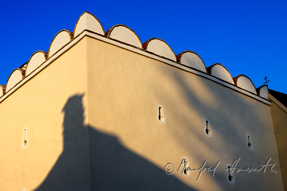 Schießscharten in der Fassade