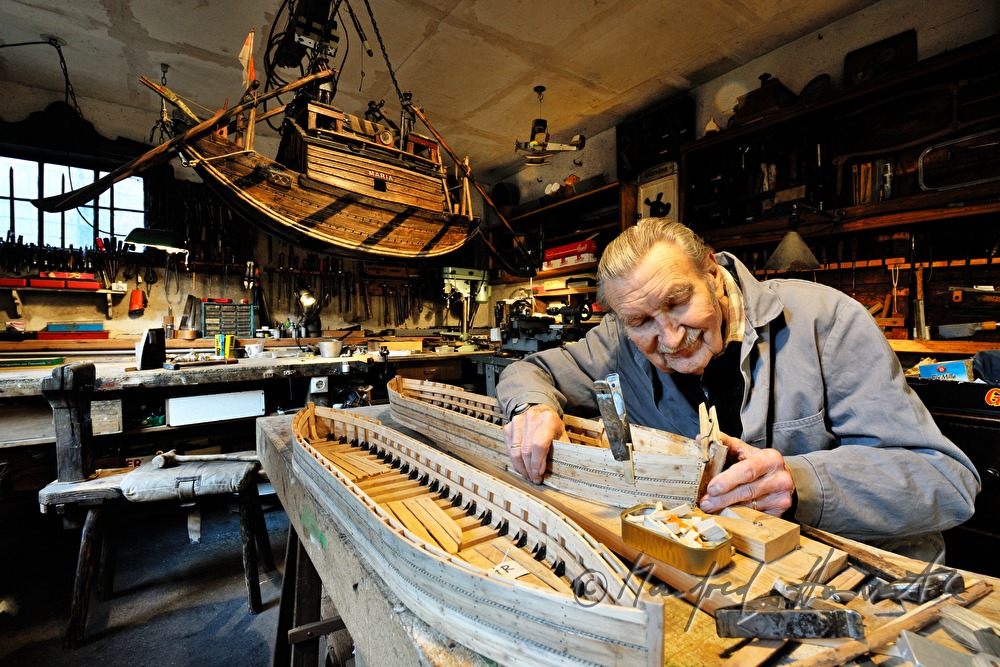 Schiffsmodellbauer Kurt Schaefer in seiner Werkstatt