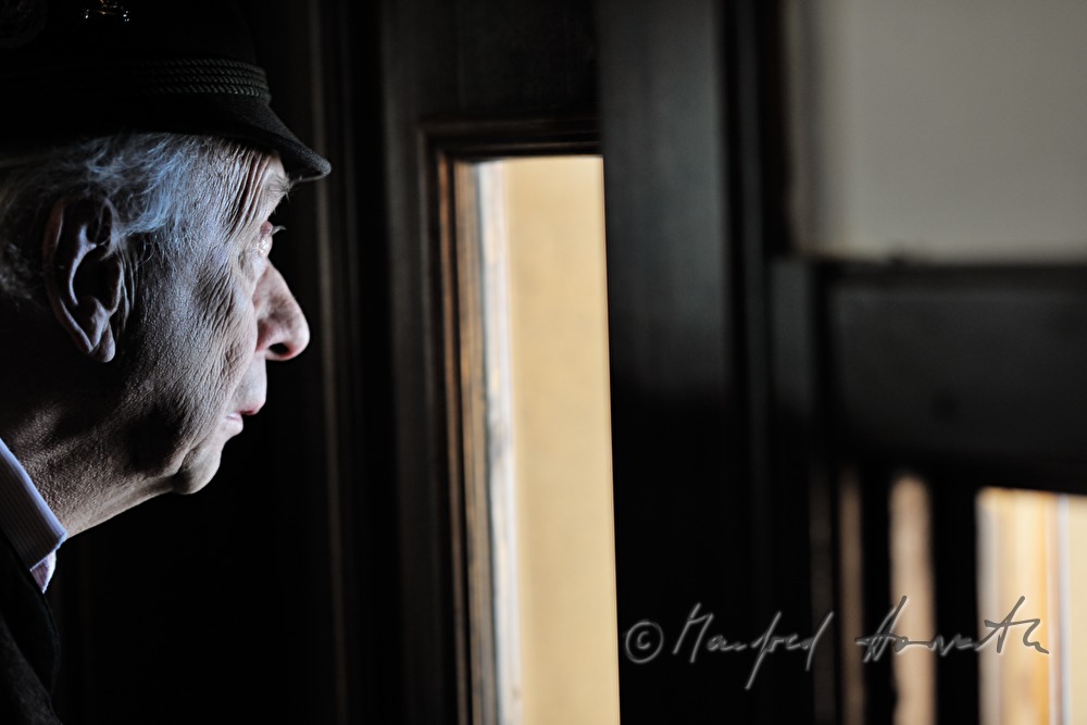 Schütze mit Trachtenhut wartet auf den Wettkampf