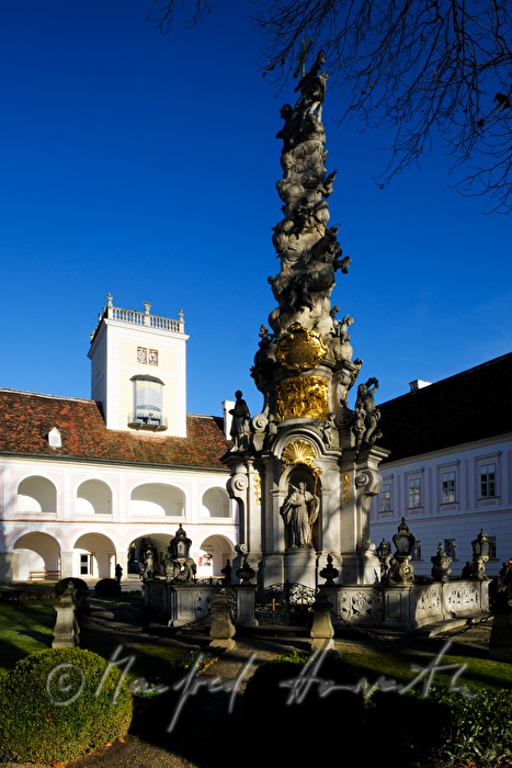 Dreifaltigkeitssäule (Pestsäule) und Innenhof