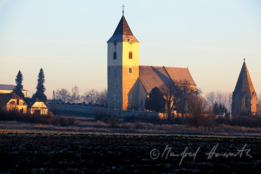 gotische Pfarrkirche hl. Philipp und Jakob und Karner