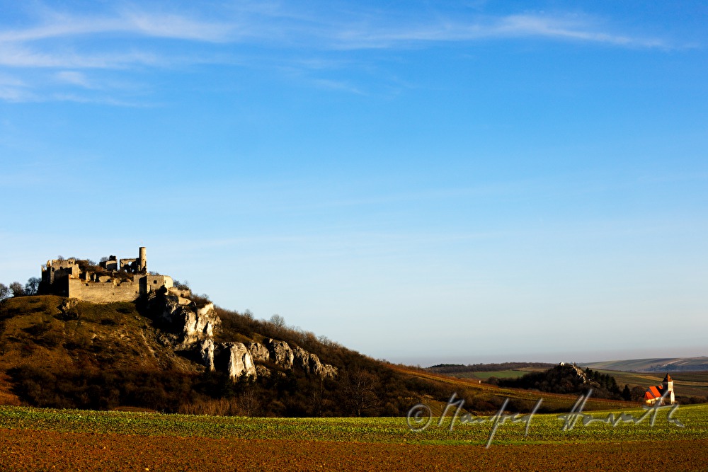 Burgruine und Kirche mit Kalvarienberg