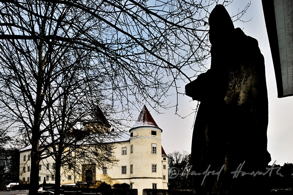 Bildstock mit Heiligenfigur und Schloss Schwertberg