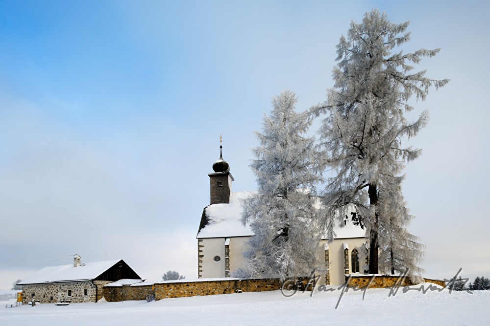 Filialkirche aus dem Jahr 1122 mit Lärche