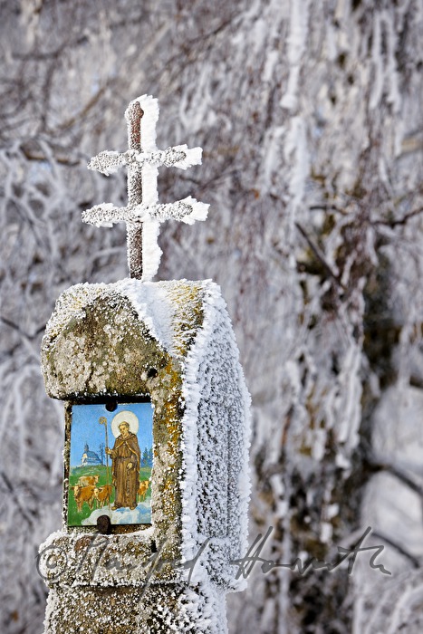 Materl mit Heiligenbild aus Email neben der Wallfahrtskirche