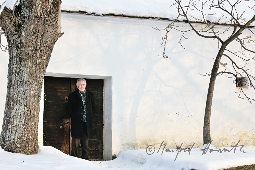 Alfred Komarek vor seinem Weinkeller