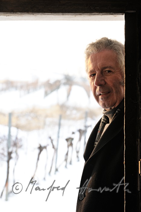 Alfred Komarek vor seinem Weinkeller