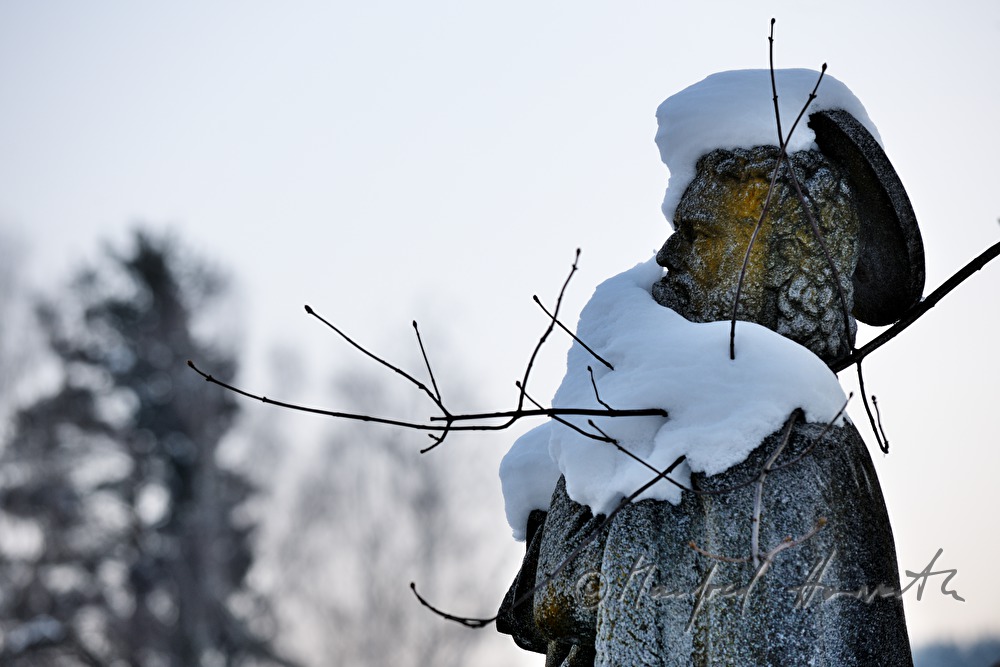 schneebedeckte Statue des Heiligen Nepumuk