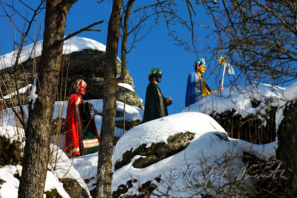 Sternsinger überqueren eine Waldlichtung