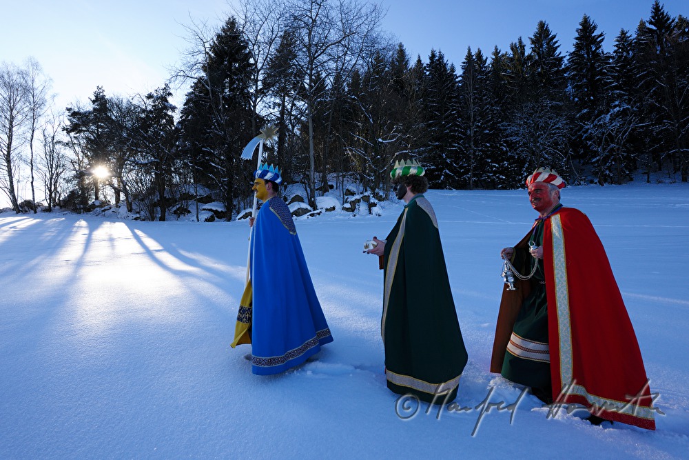 Sternsinger überqueren eine Waldlichtung