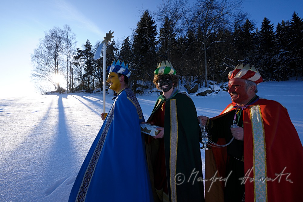 Sternsinger überqueren eine Waldlichtung
