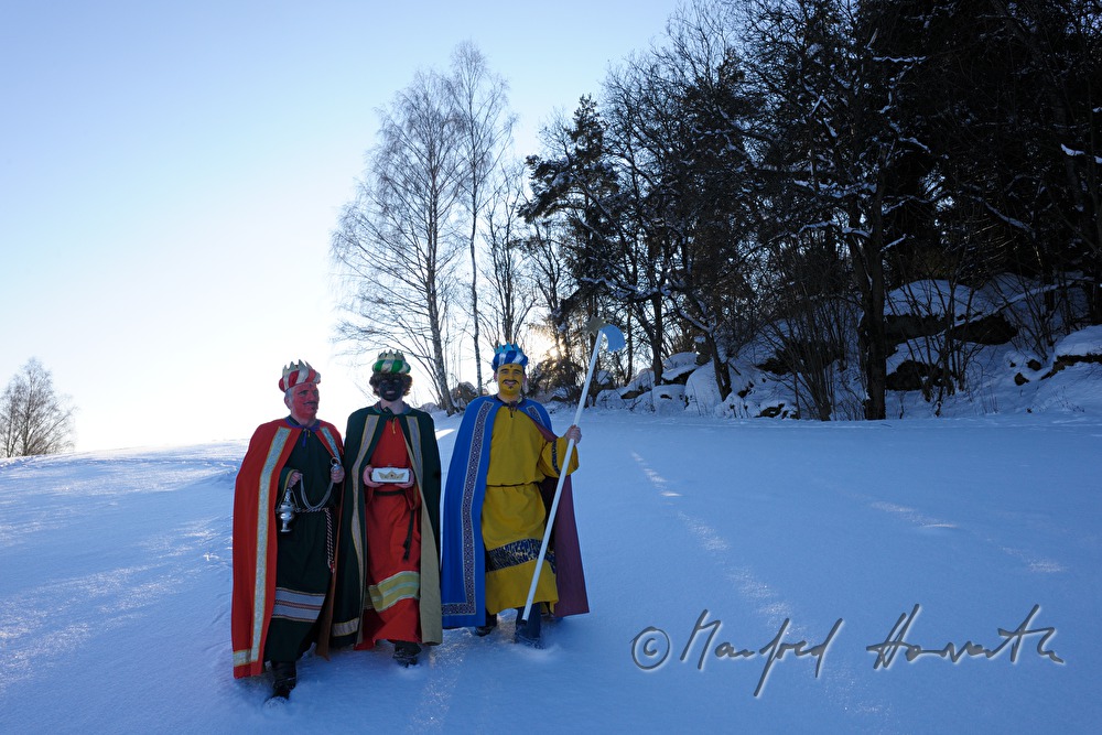 Sternsinger überqueren eine Waldlichtung