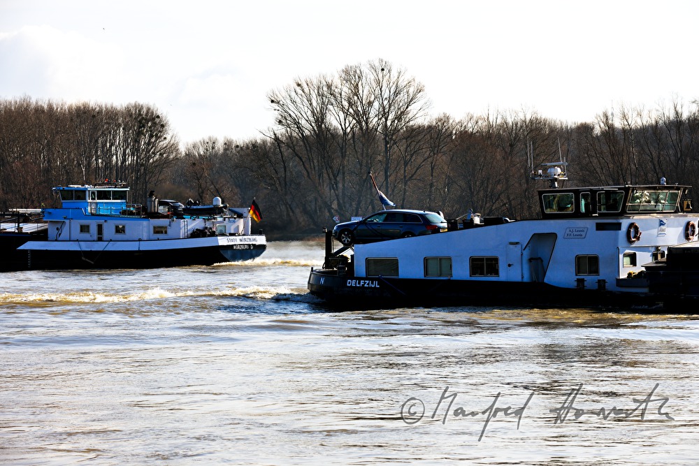Donauschiff fährt flussaufwärts