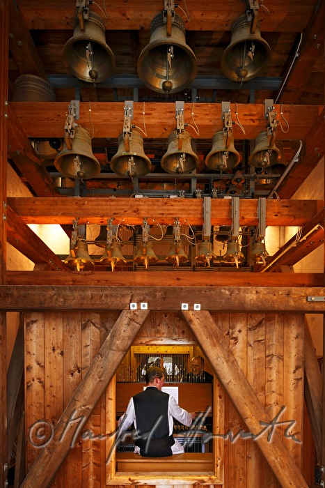 Mönch spielt auf dem Turmglockenspiel (Carillon)