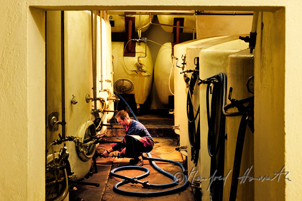 Einfüllen von Bier in Bierlagertanks im Keller