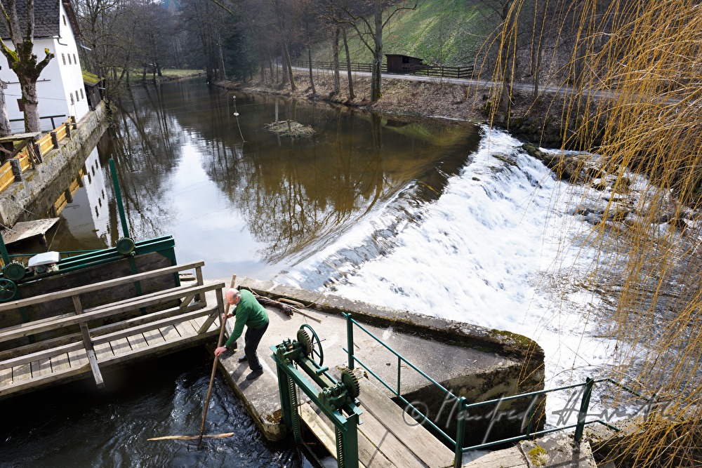 Müllner kurbelt zum Öffnen der Schleuse
