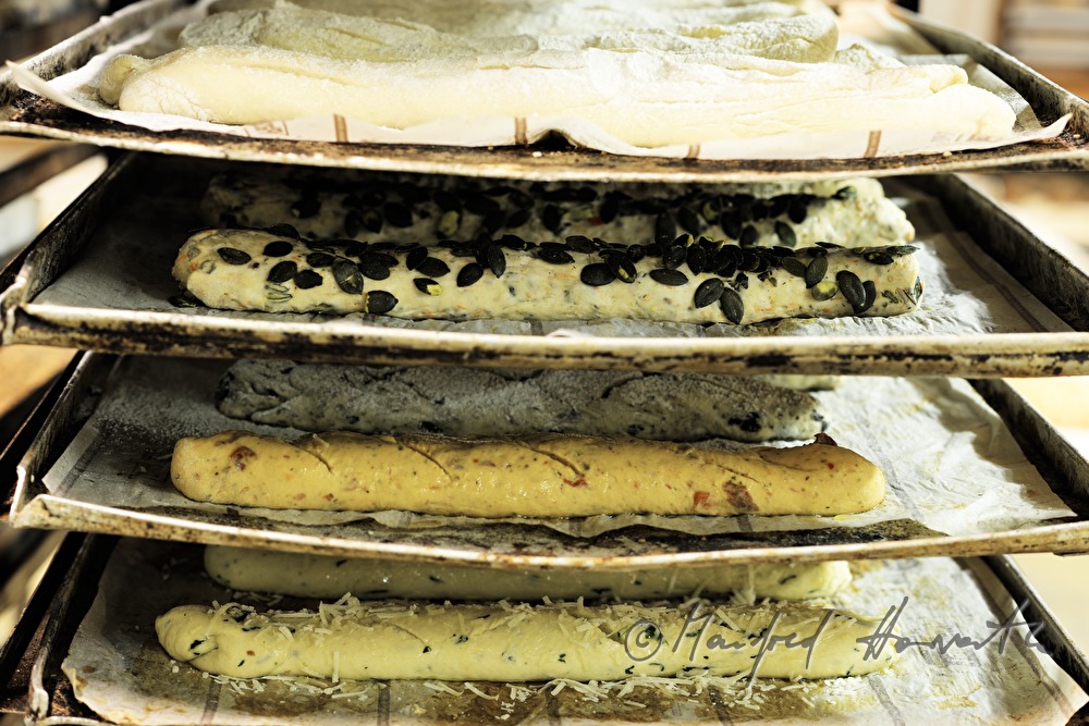 Spezialbaguettes vor dem Backen im Regal