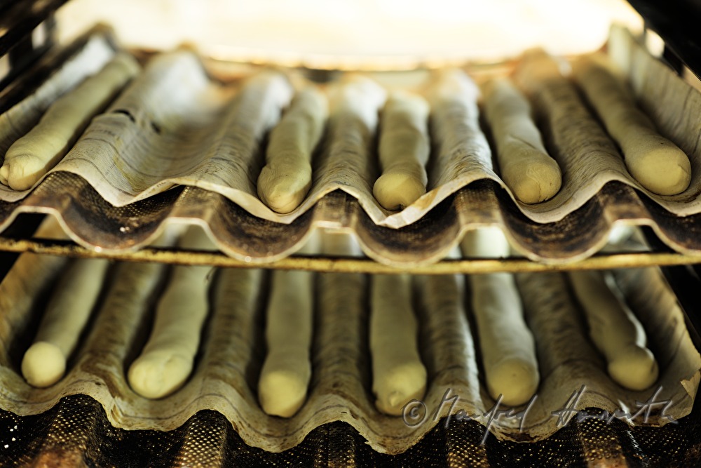 Weizenbaguettes liegen im Regal vor dem Backen