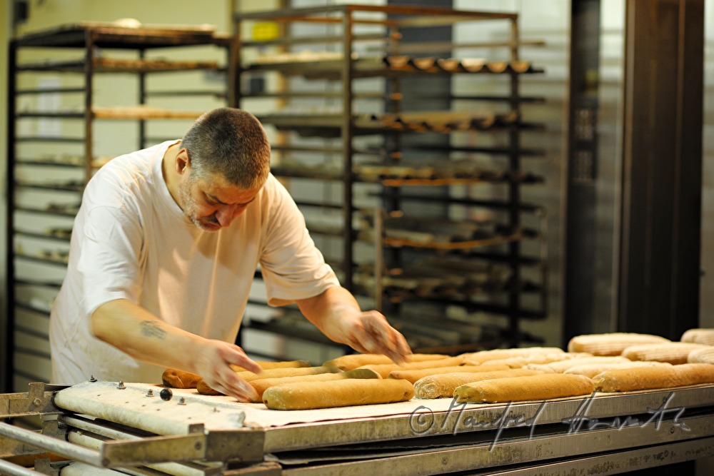 Bäcker schiesst Boggenbrot in den Backofen ein