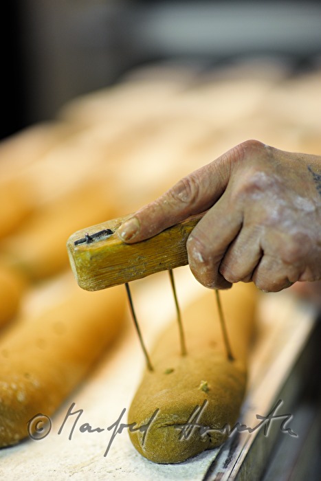 Stechen von Löchern in den Brotteig