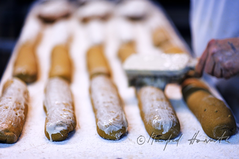 Bestreichen von Roggenbrot mit Glasur