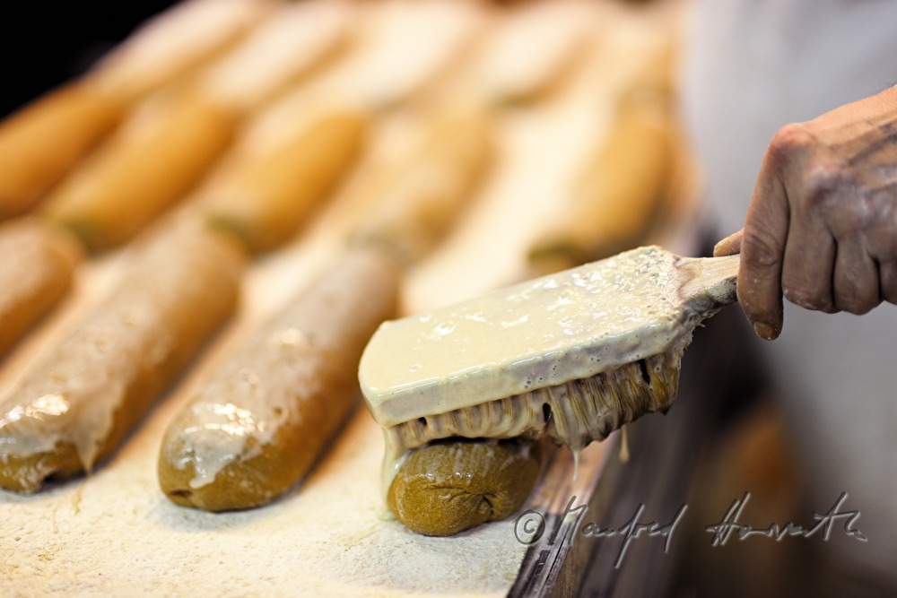 Bestreichen von Roggenbrot mit Glasur