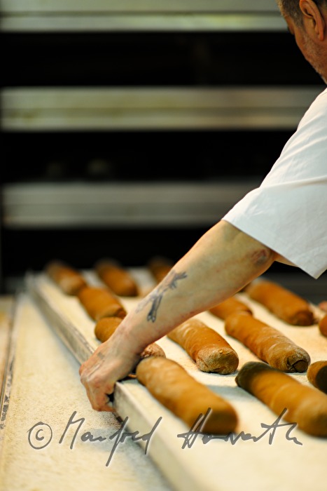 Bäcker schiesst Boggenbrot in den Backofen ein
