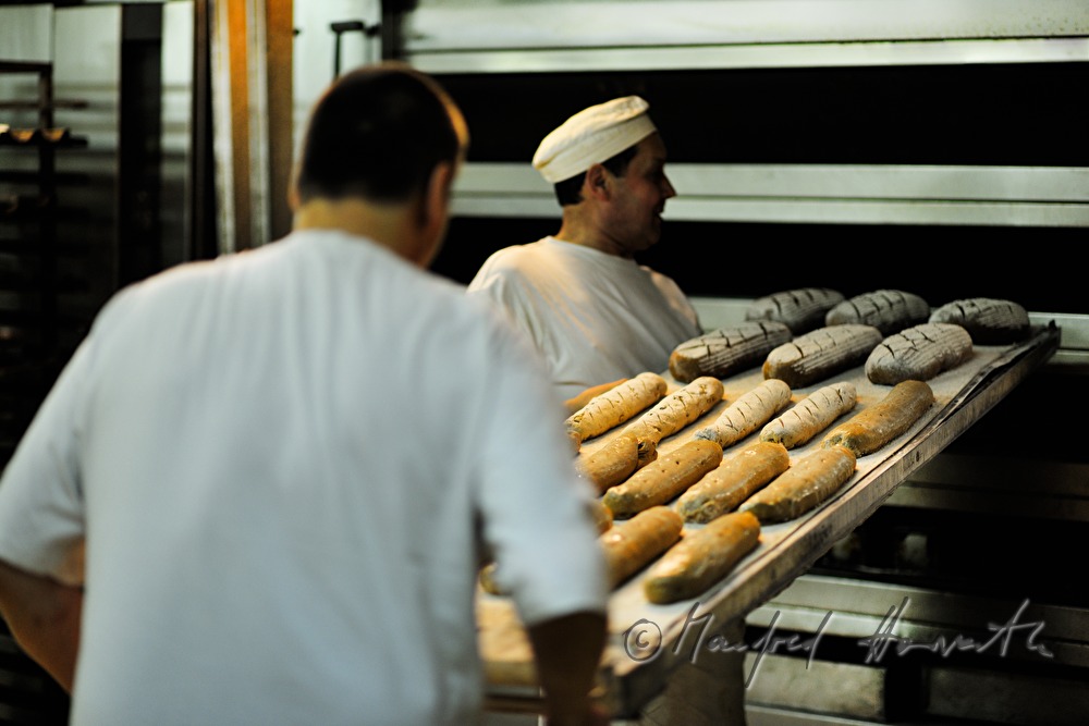 Bäcker schiesst Boggenbrot in den Backofen ein
