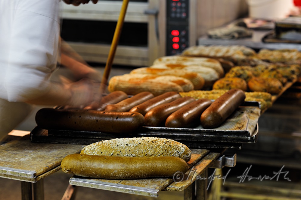 frisch gebackene Spezialbrote beim Backofen