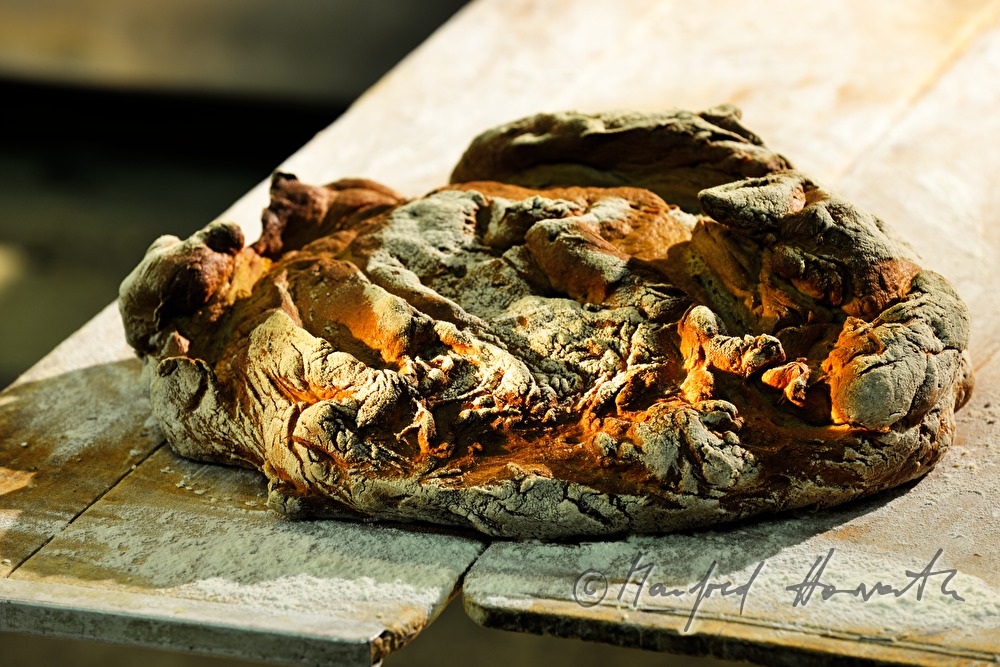 frisch gebackenes Mischbrot beim Backofen