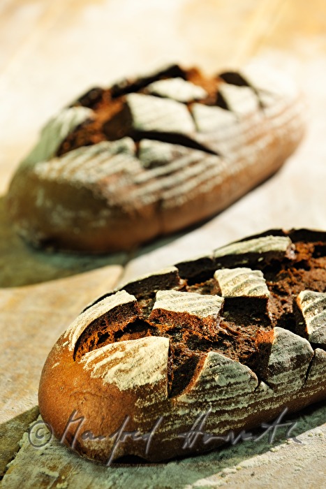 frisch gebackenes Roggenbrot beim Backofen