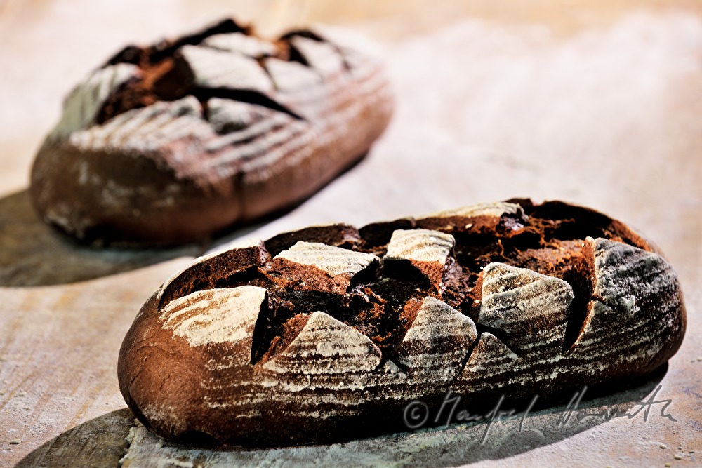 frisch gebackenes Roggenbrot beim Backofen