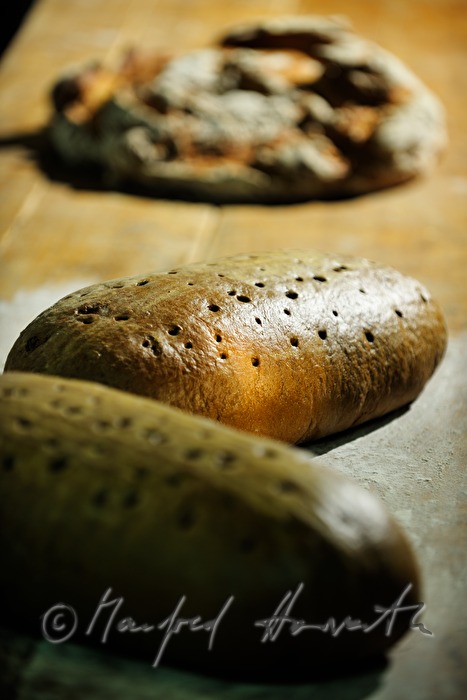rundes Mischbrot und Roggenlaibe