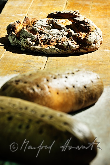 rundes Mischbrot und Roggenlaibe